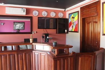 هتل Oguaa Apartments & Lodging