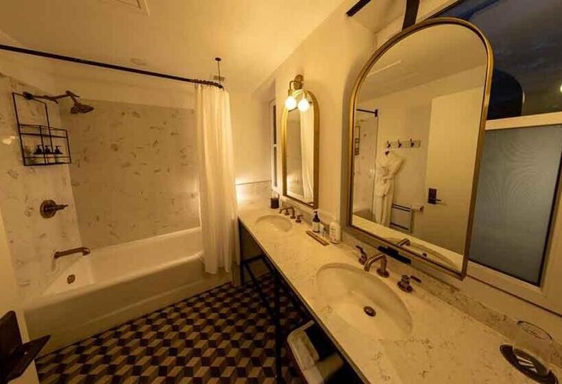 فندق Eleven Revelstoke Lodge