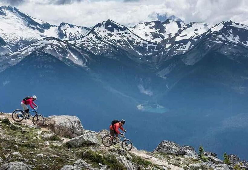 فندق Eleven Revelstoke Lodge