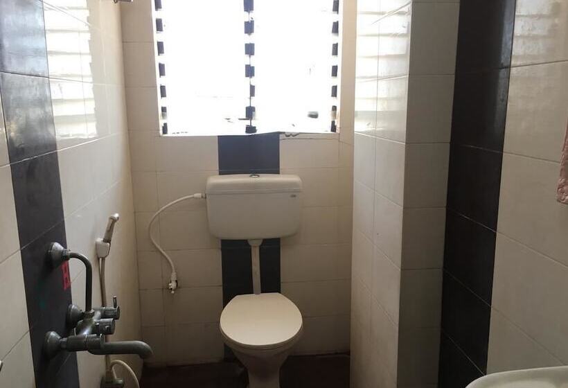 בית מלון כפרי Iroomz Amrutha Residency