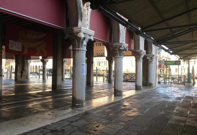 تختخواب و صبحانه Antico Mercato