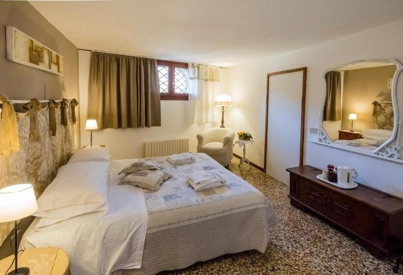 تختخواب و صبحانه Venice And Venice Apartments   Private Rooms In Shared Apartment
