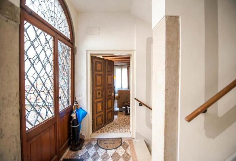 تختخواب و صبحانه Venice And Venice Apartments   Private Rooms In Shared Apartment