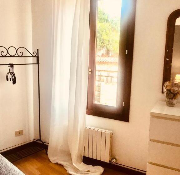 تختخواب و صبحانه Venice And Venice Apartments   Private Rooms In Shared Apartment