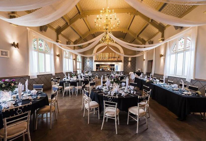 هتل The Townhouse Sutton