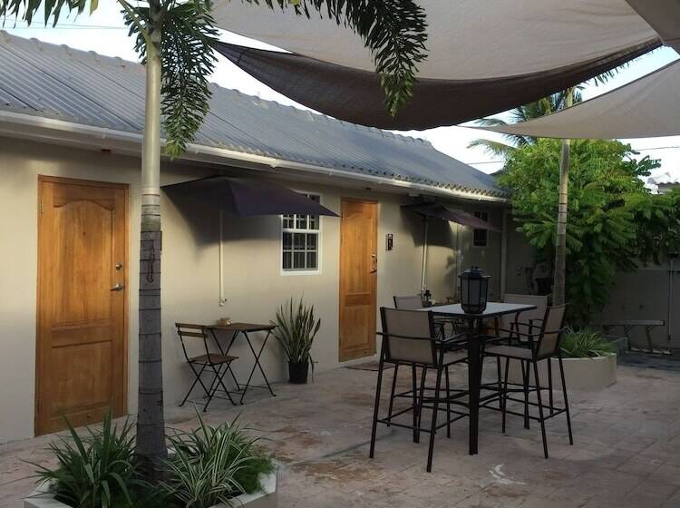 تختخواب و صبحانه The Pier Beach Inn & Suites