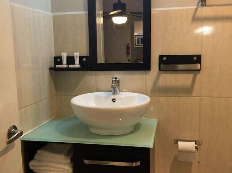 تختخواب و صبحانه The Pier Beach Inn & Suites