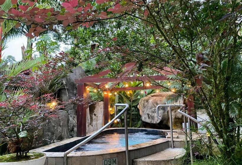 استراحتگاه Paradise Hot Springs