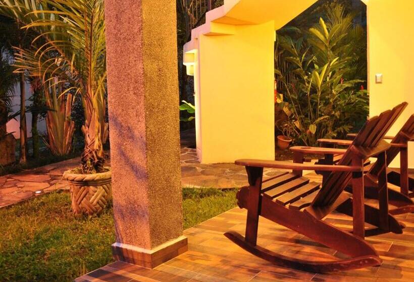 استراحتگاه Paradise Hot Springs