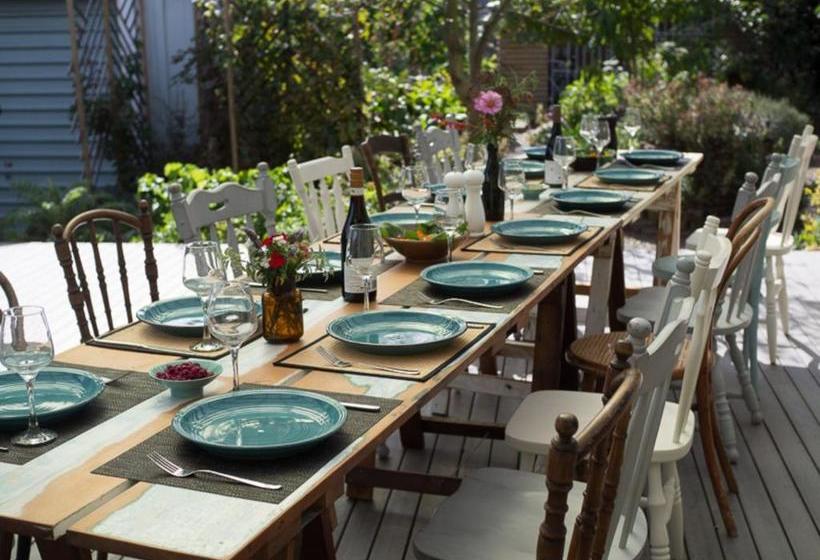 تختخواب و صبحانه Eco Villa