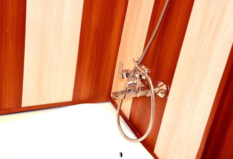 Bed and Breakfast House Boat New Pala Palace