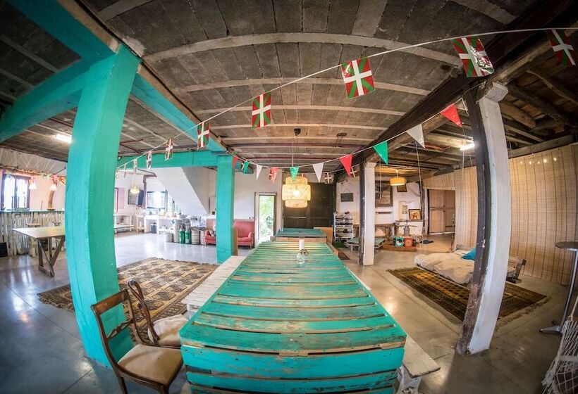 مبيت وإفطار Surf Camp San Sebastian Partyhostel