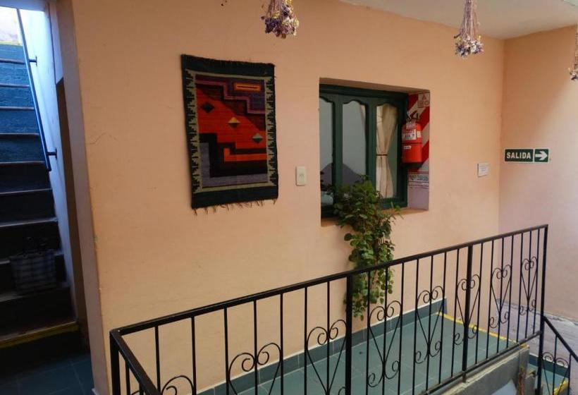 هتل Hostal Milmahuasi Iruya