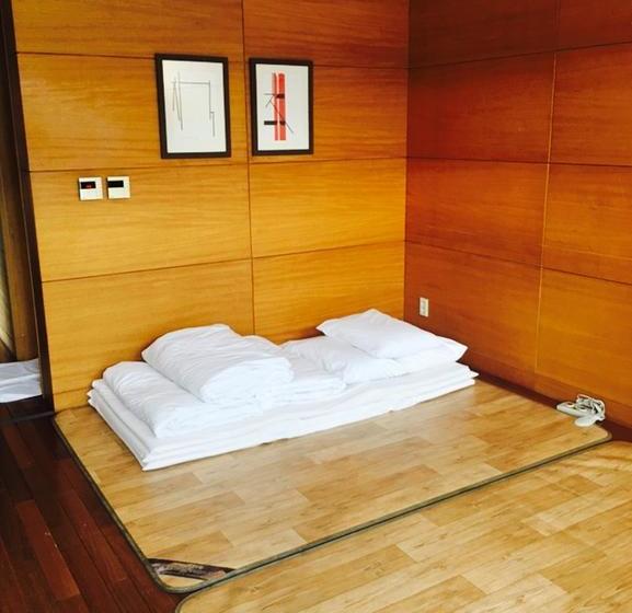 הוסטל Guesthouse Jijihyang