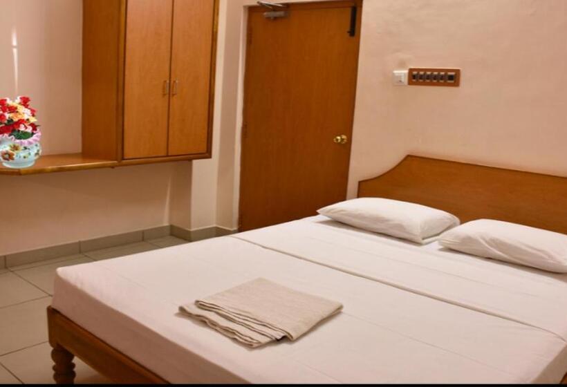 הוסטל Yogiram Inn