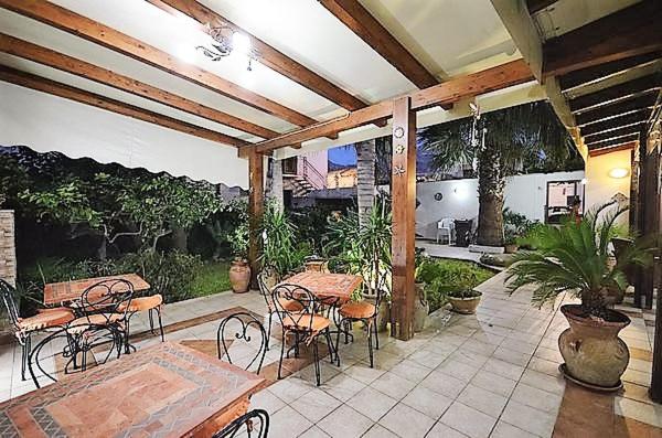 تختخواب و صبحانه Kimos