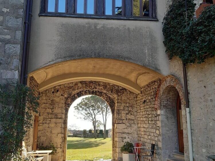 تختخواب و صبحانه Castrum Di Serravalle