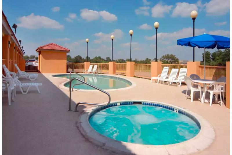 בית מלון כפרי Rodeway Inn