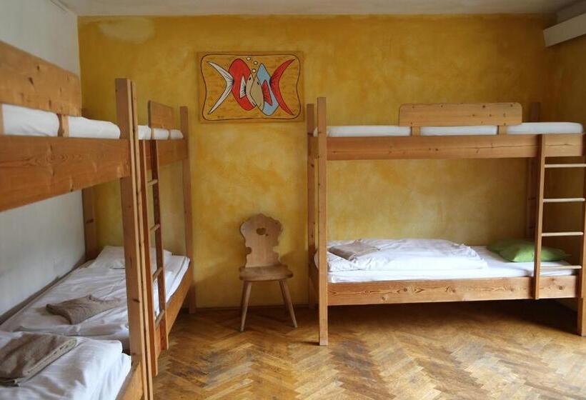 Отель Schwarzer Adler Sillian