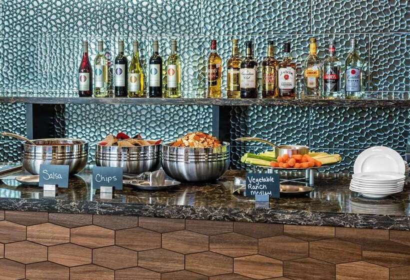 هتل Embassy Suites By Hilton College Station, Tx