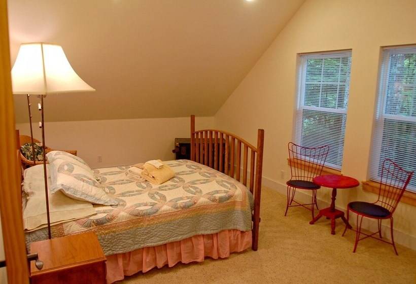 فندق Glacier Springs Cabin 12   Pet Friendly, Wifi, Air Conditioning, Sleeps 4