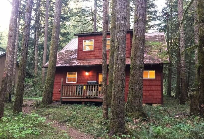 فندق Glacier Springs Cabin 12   Pet Friendly, Wifi, Air Conditioning, Sleeps 4