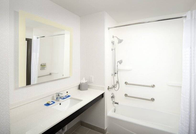 Отель Holiday Inn Express & Suites   North Brunswick, An Ihg