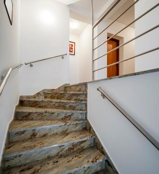 Ladonja Bbs, Family Run Bed & Breakfast