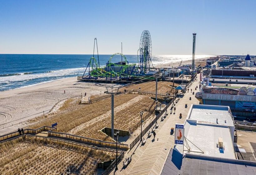 Мотель Boardwalk Sand & Surf Beach Hotel Oceanfront