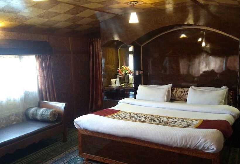 בית מלון כפרי Zaffer Group Of Houseboats