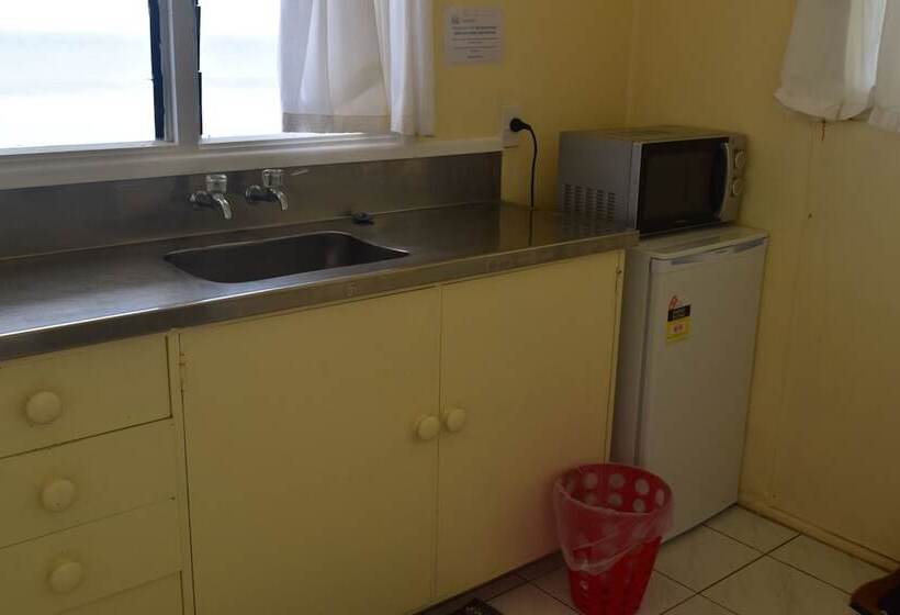 هتل Kiikii Inn & Suites