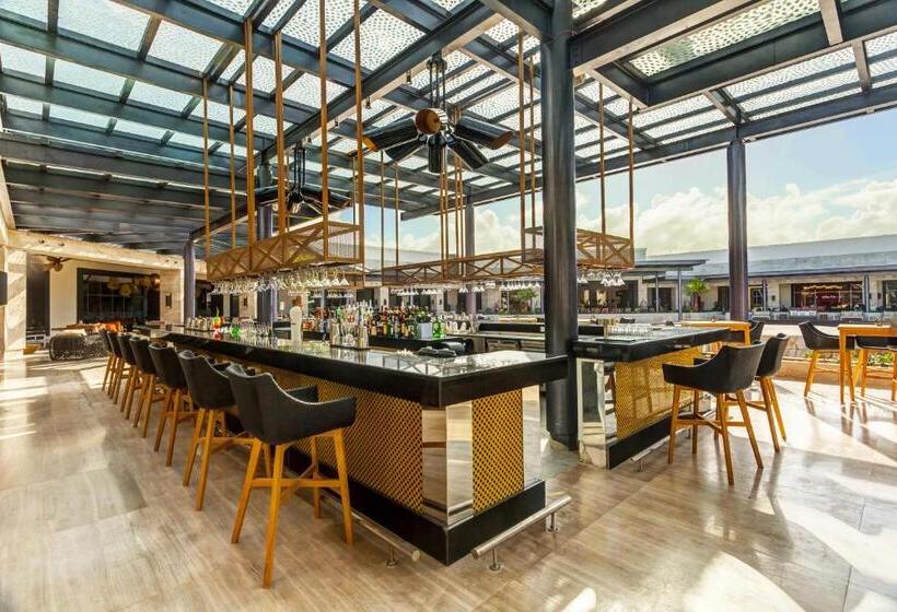 هتل Royalton Bavaro, An Autograph Collection Allinclusive Resort & Casino