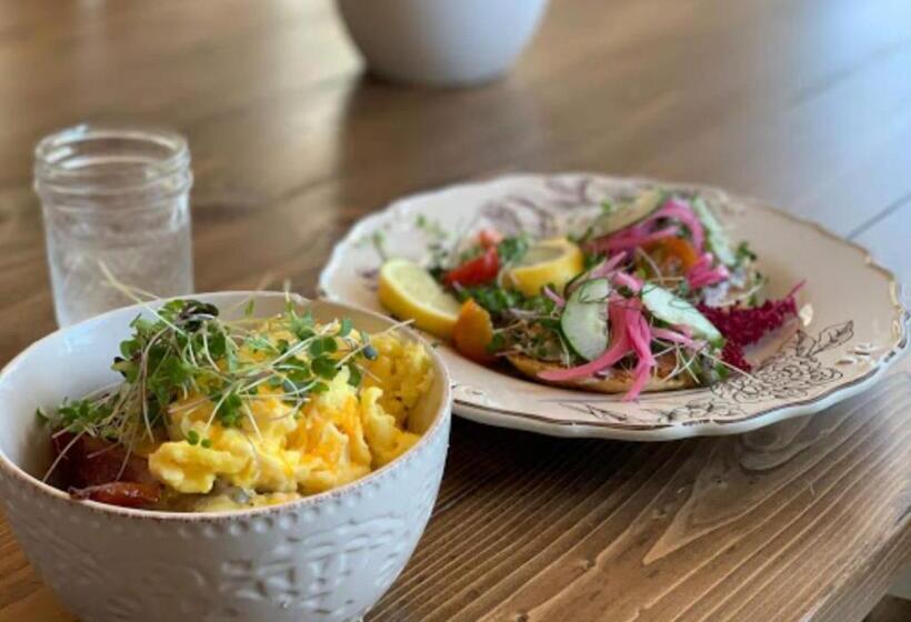 בית מלון כפרי The Farmhouse Inn & Kitchen, 2 Blocks From Downtown Whitefish, Montana