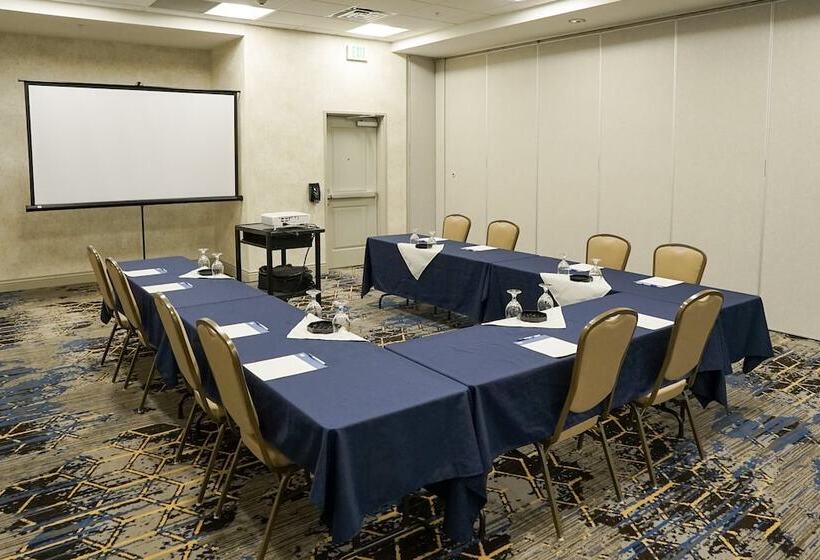 فندق Holiday Inn Express & Suites   Aurora Medical Campus, An Ihg