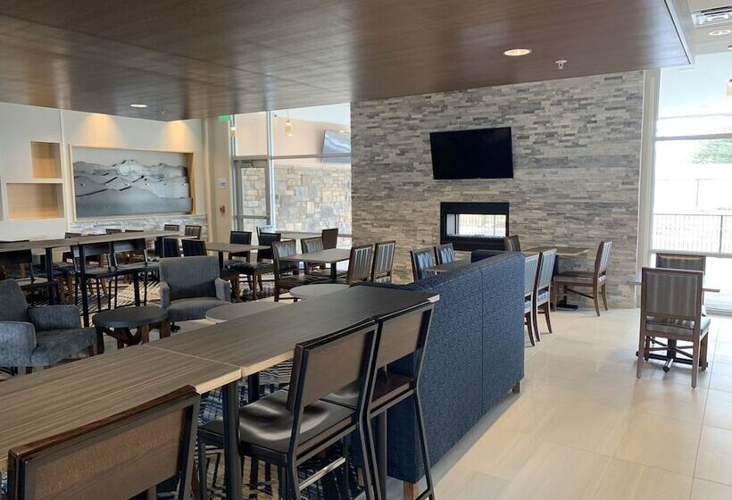 فندق Holiday Inn Express & Suites   Aurora Medical Campus, An Ihg
