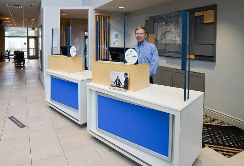 فندق Holiday Inn Express & Suites   Aurora Medical Campus, An Ihg