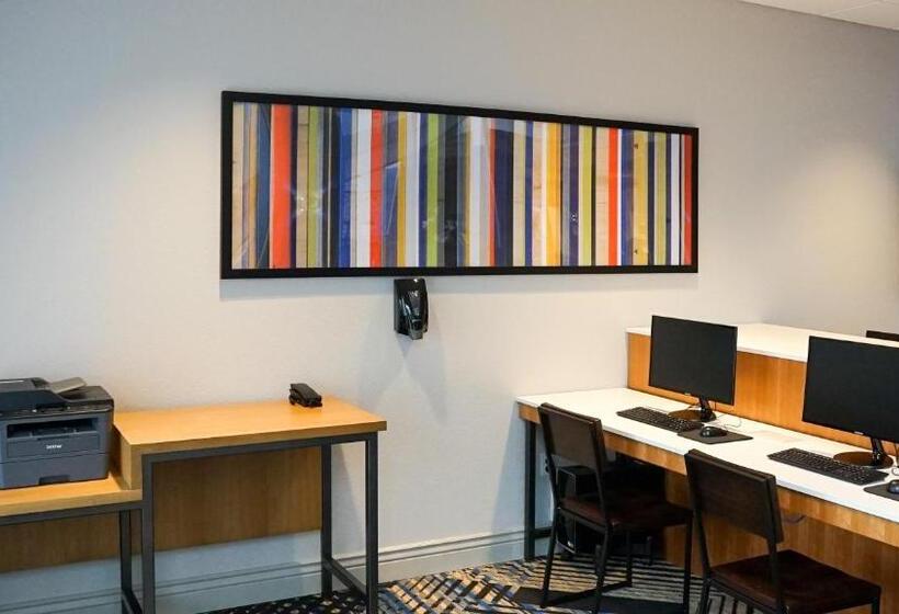 فندق Holiday Inn Express & Suites   Aurora Medical Campus, An Ihg