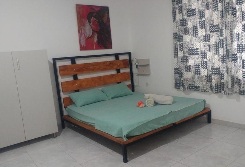 مسافرخانه Green Garden Guesthouse