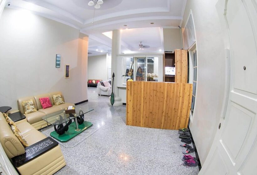 تختخواب و صبحانه Bonsai Surf Lodge   Hostel