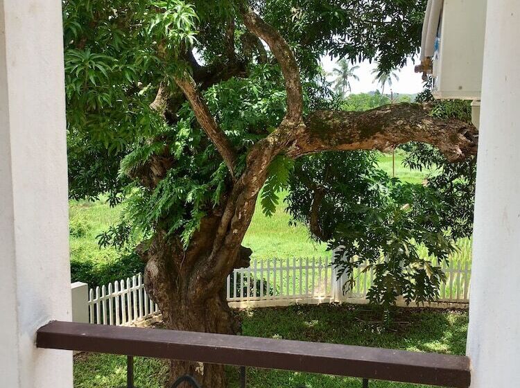 استراحتگاه Monarch Suites