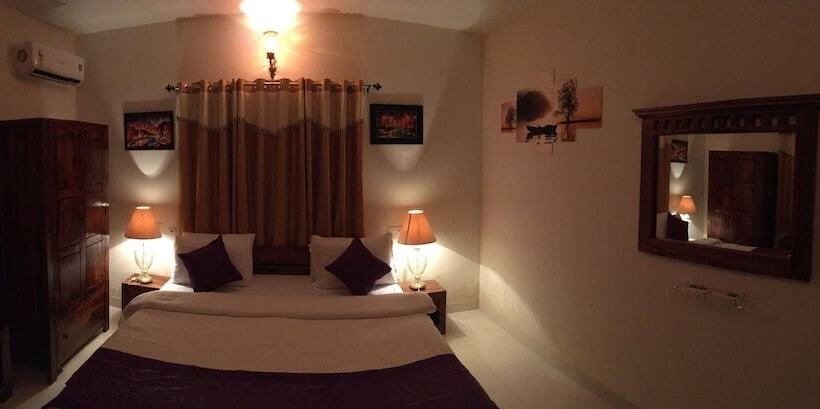 استراحتگاه Monarch Suites