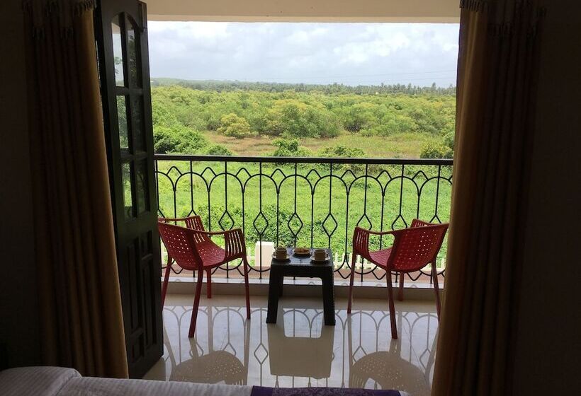 استراحتگاه Monarch Suites