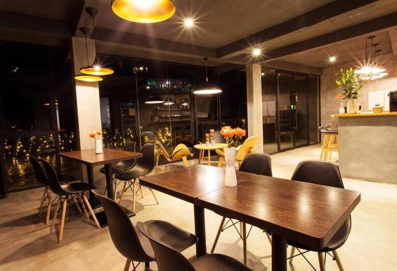 הוסטל Salad Days Inn