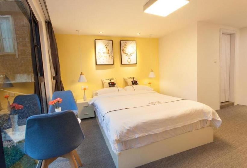 הוסטל Salad Days Inn