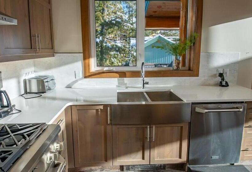 리조트 Snow Creek Cabins By Fernie Lodging Co