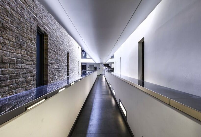 הוסטל Yugo Explore   Broadstone Hall