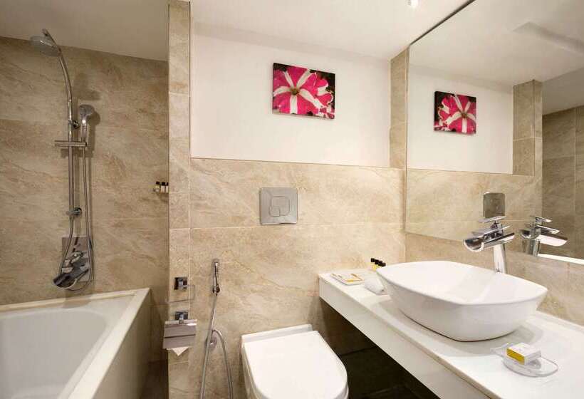 בית מלון כפרי Ramada By Wyndham Dehradun Chakrata Road