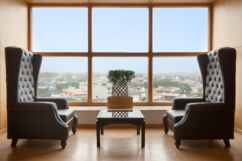 בית מלון כפרי Ramada By Wyndham Dehradun Chakrata Road