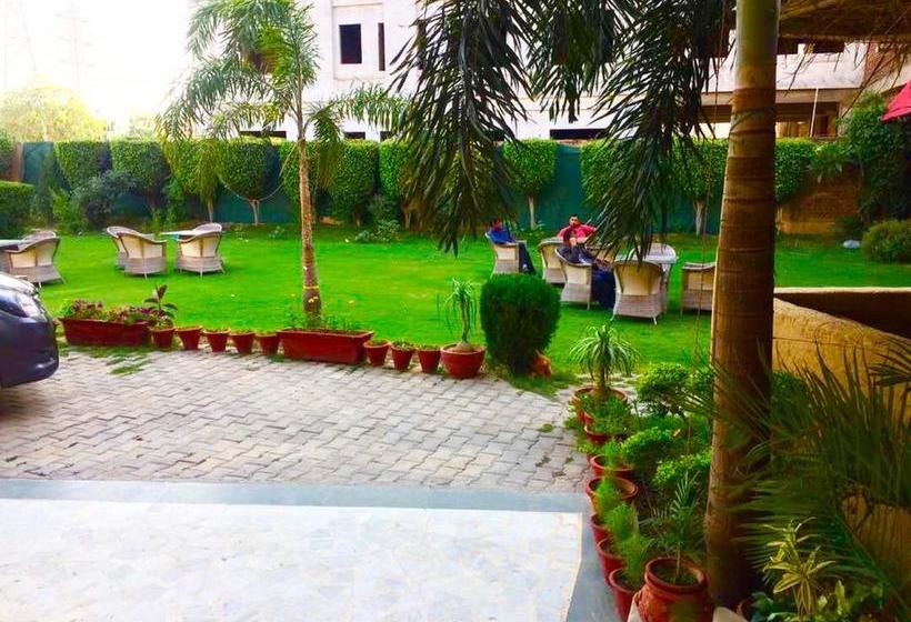 فندق Niketan Mezbaan Suites