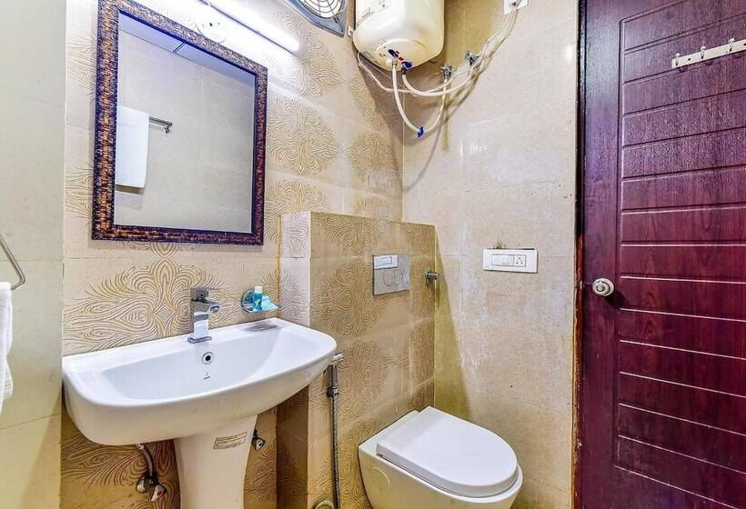 בית מלון כפרי Treebo Trend Surya Residency